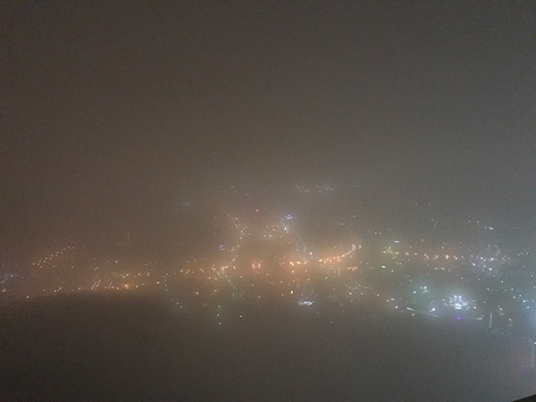 霧の中から見た函館山からの夜景